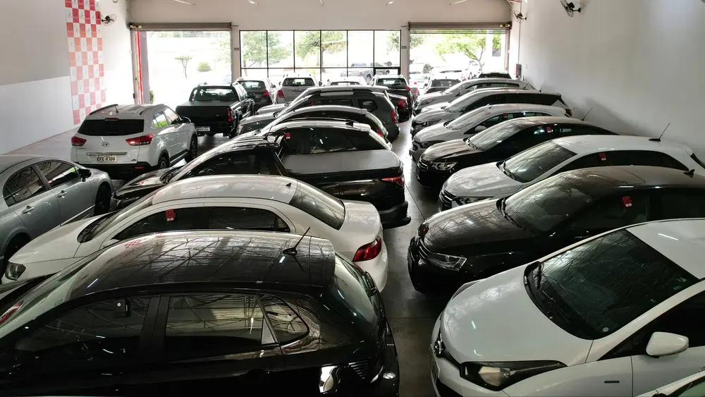 Pátio de cliente visto de cima, cheio de carro
