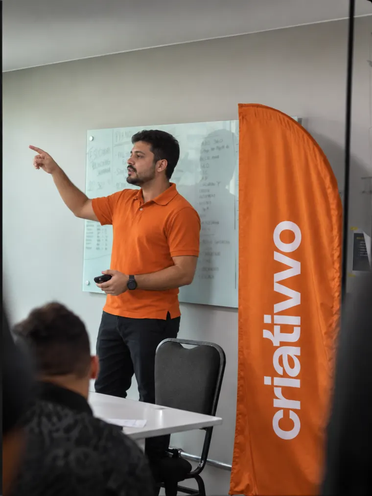 Estrategista da Criativvo apresentando o plano de mídia